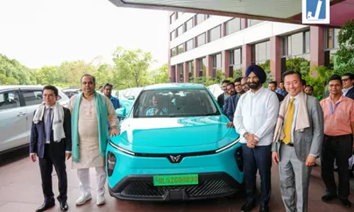 दिल्ली सचिवालय से नई इलेक्ट्रिक टैक्सी सेवा को हरी झंडी दिखाई गई