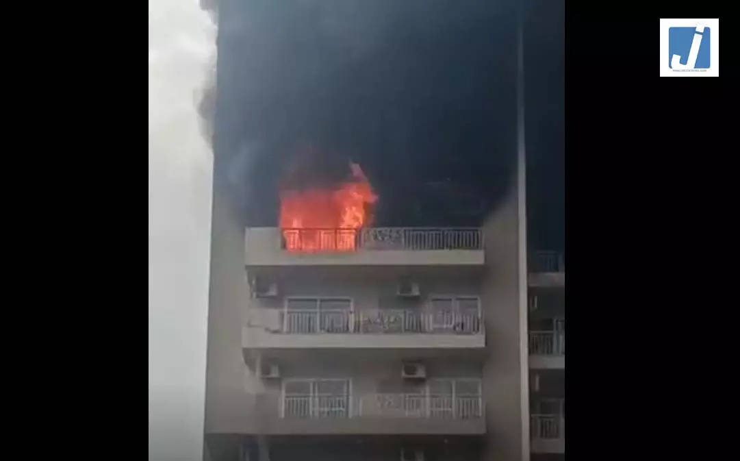 IVY काउंटी सोसाइटी में लगी भीषण आग, दिखा काला धुआं, आसपास के फ्लैटों को खाली कराया IVY काउंटी सोसाइटी में लगी भीषण आग, दिखा काला धुआं, आसपास के फ्लैटों को खाली कराया