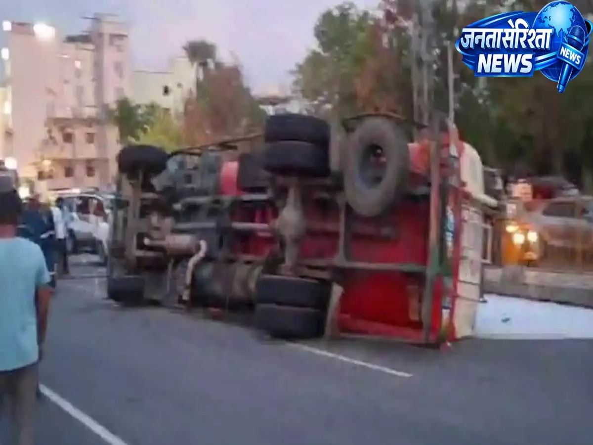 हैदराबाद में टैंकर हादसा: कारों को टक्कर मारने के बाद सड़क पर पलटा वाहन हैदराबाद में टैंकर हादसा: कारों को टक्कर मारने के बाद सड़क पर पलटा वाहन