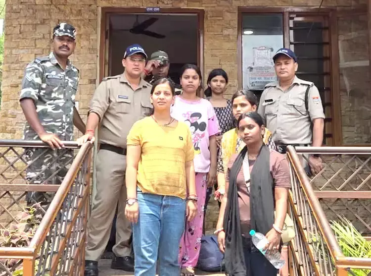 Haridwar: खोया बैग मिलने से बहनों को मिली राहत, चेहरे पर लौटी खुशी Haridwar: खोया बैग मिलने से बहनों को मिली राहत, चेहरे पर लौटी खुशी