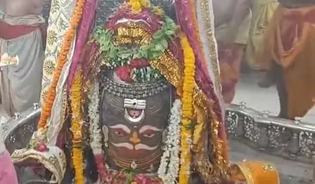 मस्तक पर चंद्रमा, त्रिपुंड और त्रिनेत्र से सुशोभित बाबा महाकाल, दर्शन को उमड़े श्रद्धालु मस्तक पर चंद्रमा, त्रिपुंड और त्रिनेत्र से सुशोभित बाबा महाकाल, दर्शन को उमड़े श्रद्धालु