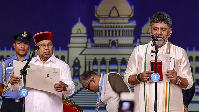 Karnataka : शिवकुमार की शपथ के बाद समर्थक की दावत में विवाद Karnataka : शिवकुमार की शपथ के बाद समर्थक की दावत में विवाद