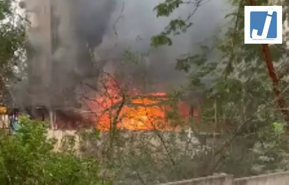 भीषण आग की चपेट में इलेक्ट्रिक गाड़ियों का शोरूम, ऐसे सीढ़ी लगाकर बचाया गया भीषण आग की चपेट में इलेक्ट्रिक गाड़ियों का शोरूम, ऐसे सीढ़ी लगाकर बचाया गया