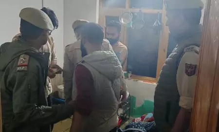पहलगाम में होटलों पर अनंतनाग पुलिस की छापेमारी, नशा तस्करी के खिलाफ चलाया अभियान पहलगाम में होटलों पर अनंतनाग पुलिस की छापेमारी, नशा तस्करी के खिलाफ चलाया अभियान