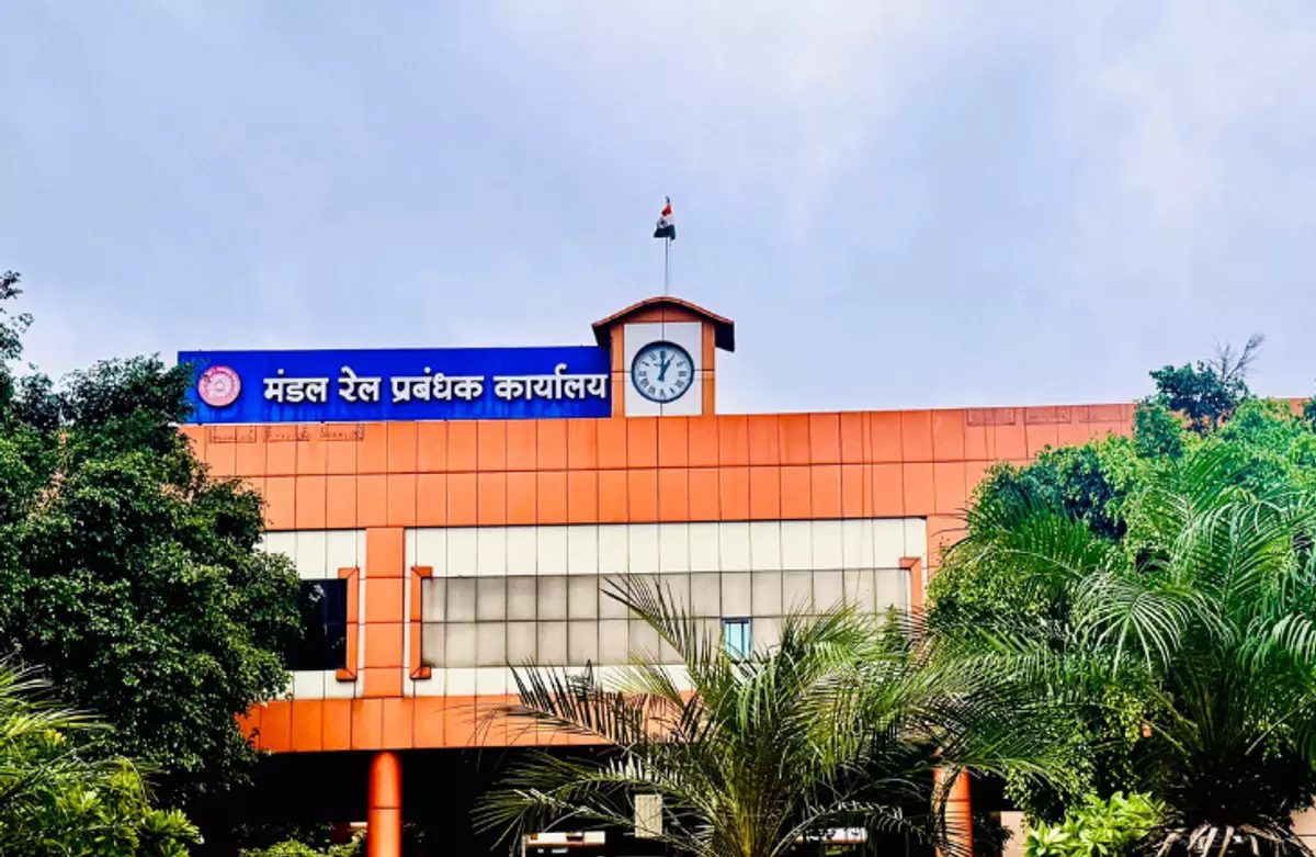 बिना टिकट और अनियमित टिकट पर यात्रा करने वालो पर सख्त निगरानी, 18 लाख का जुर्माना बिना टिकट और अनियमित टिकट पर यात्रा करने वालो पर सख्त निगरानी, 18 लाख का जुर्माना