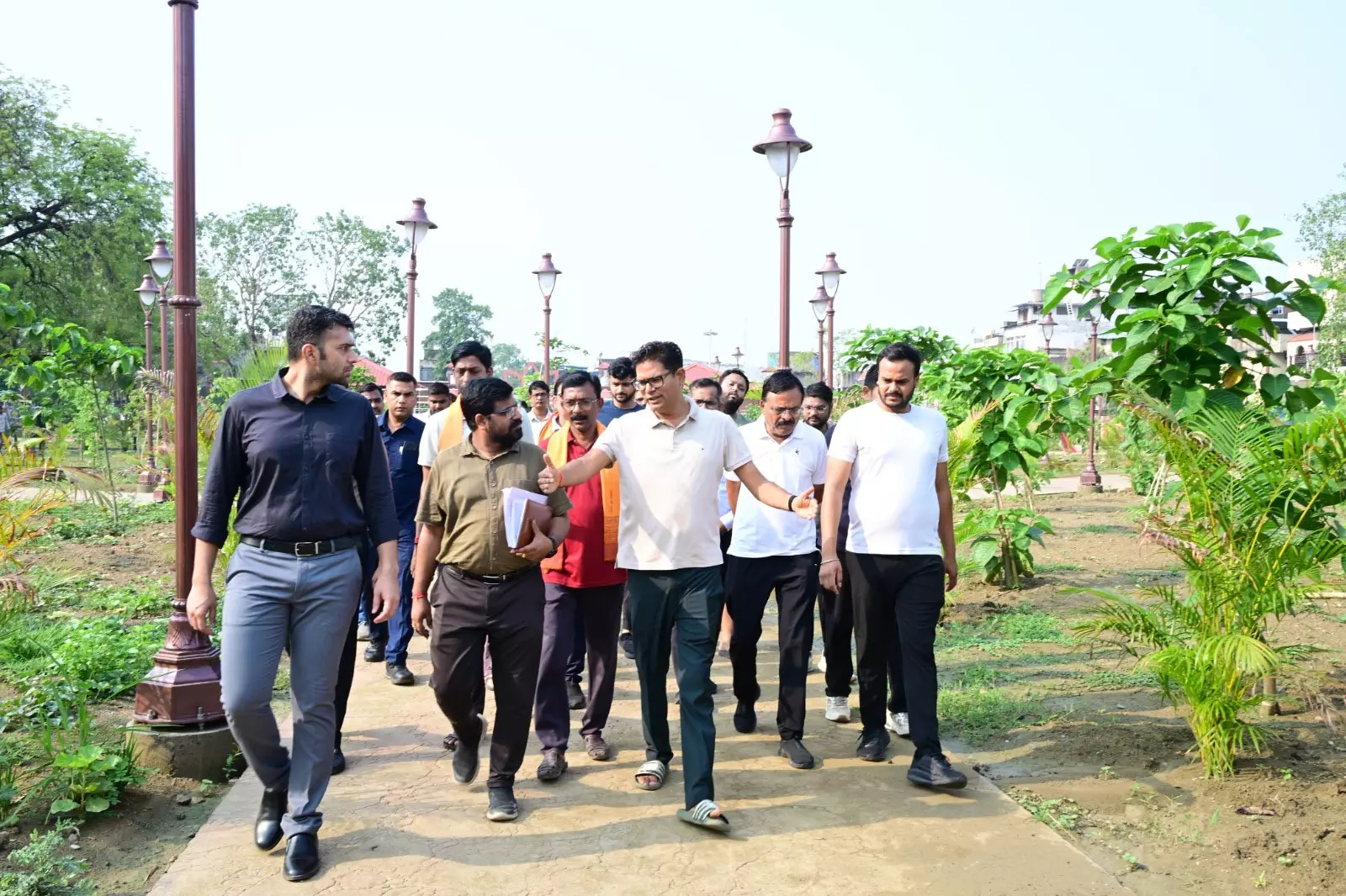 मंत्री ओपी चौधरी ने रायगढ़ शहर में कई विकास कार्यों का किया जमीनी निरीक्षण मंत्री ओपी चौधरी ने रायगढ़ शहर में कई विकास कार्यों का किया जमीनी निरीक्षण