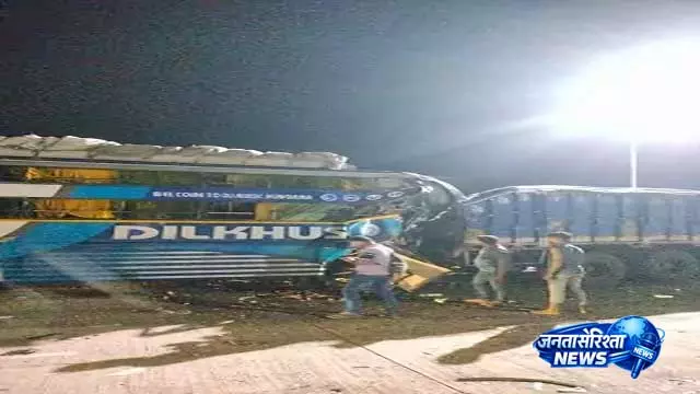 Odisha में सड़क दुर्घटनाओं की दो बड़ी घटनाओं में एक व्यक्ति की मौत और 20 लोग घायल Odisha में सड़क दुर्घटनाओं की दो बड़ी घटनाओं में एक व्यक्ति की मौत और 20 लोग घायल