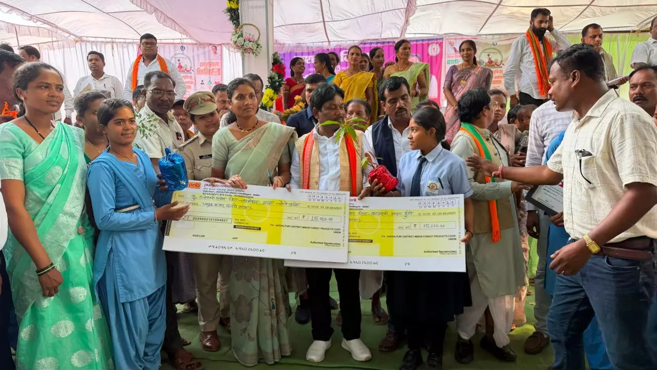 बस्तर की बेटियों ने पेश की सफलता की मिसाल, रुद्राणी और डालेश्वरी ने बढ़ाई अंचल की शान बस्तर की बेटियों ने पेश की सफलता की मिसाल, रुद्राणी और डालेश्वरी ने बढ़ाई अंचल की शान