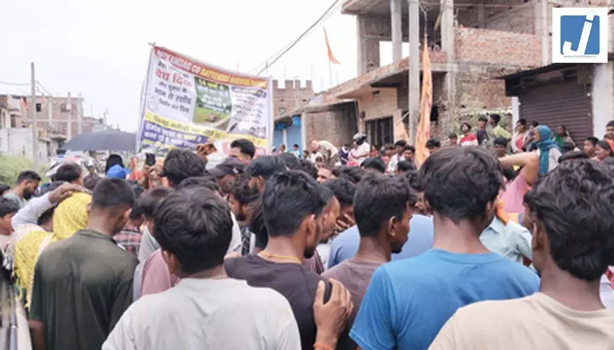 कार्यालय में भ्रष्टाचार के विरोध में मोबाइल टावर पर चढ़ा युवक, ग्रामीणों ने की सड़क जाम, VIDEO कार्यालय में भ्रष्टाचार के विरोध में मोबाइल टावर पर चढ़ा युवक, ग्रामीणों ने की सड़क जाम, VIDEO