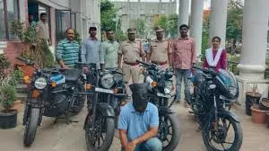 RGIA पुलिस ने सीरियल बाइक चोर को पकड़ा, चार चोरी की मोटरसाइकिलें बरामद RGIA पुलिस ने सीरियल बाइक चोर को पकड़ा, चार चोरी की मोटरसाइकिलें बरामद