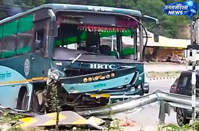HRTC बस हादसे का शिकार, सामने से आ रही गाड़ी को बचाने के चक्कर में दुर्घटना HRTC बस हादसे का शिकार, सामने से आ रही गाड़ी को बचाने के चक्कर में दुर्घटना