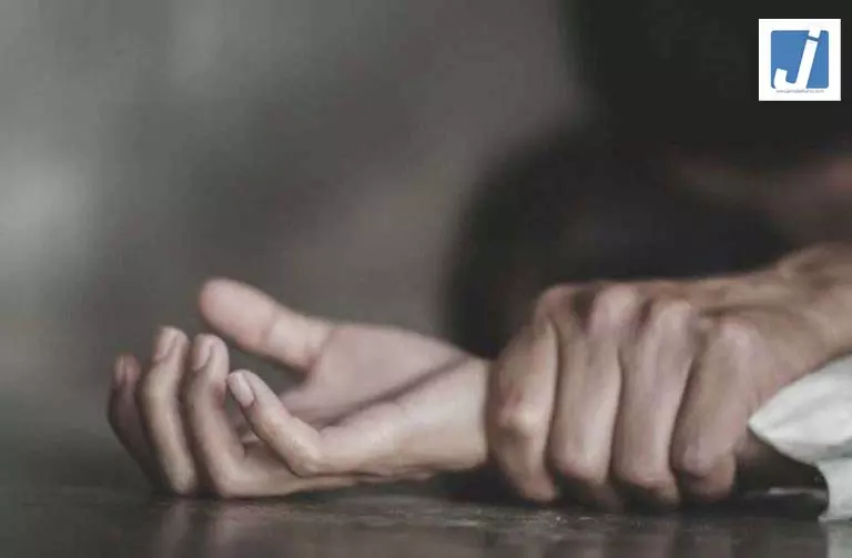 घिनौना कृत्य: विदेश से लौटे पिता ने किया बेटी से रेप, पहुंचा सलाखों के पीछे घिनौना कृत्य: विदेश से लौटे पिता ने किया बेटी से रेप, पहुंचा सलाखों के पीछे