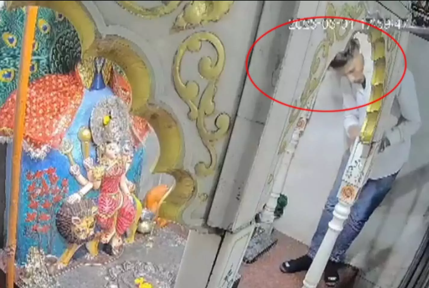 OMG! देवी प्रतिमा से सोने का मंगलसूत्र चुराकर चोर हुआ फरार, सीसीटीवी कैमरे में कैद OMG! देवी प्रतिमा से सोने का मंगलसूत्र चुराकर चोर हुआ फरार, सीसीटीवी कैमरे में कैद