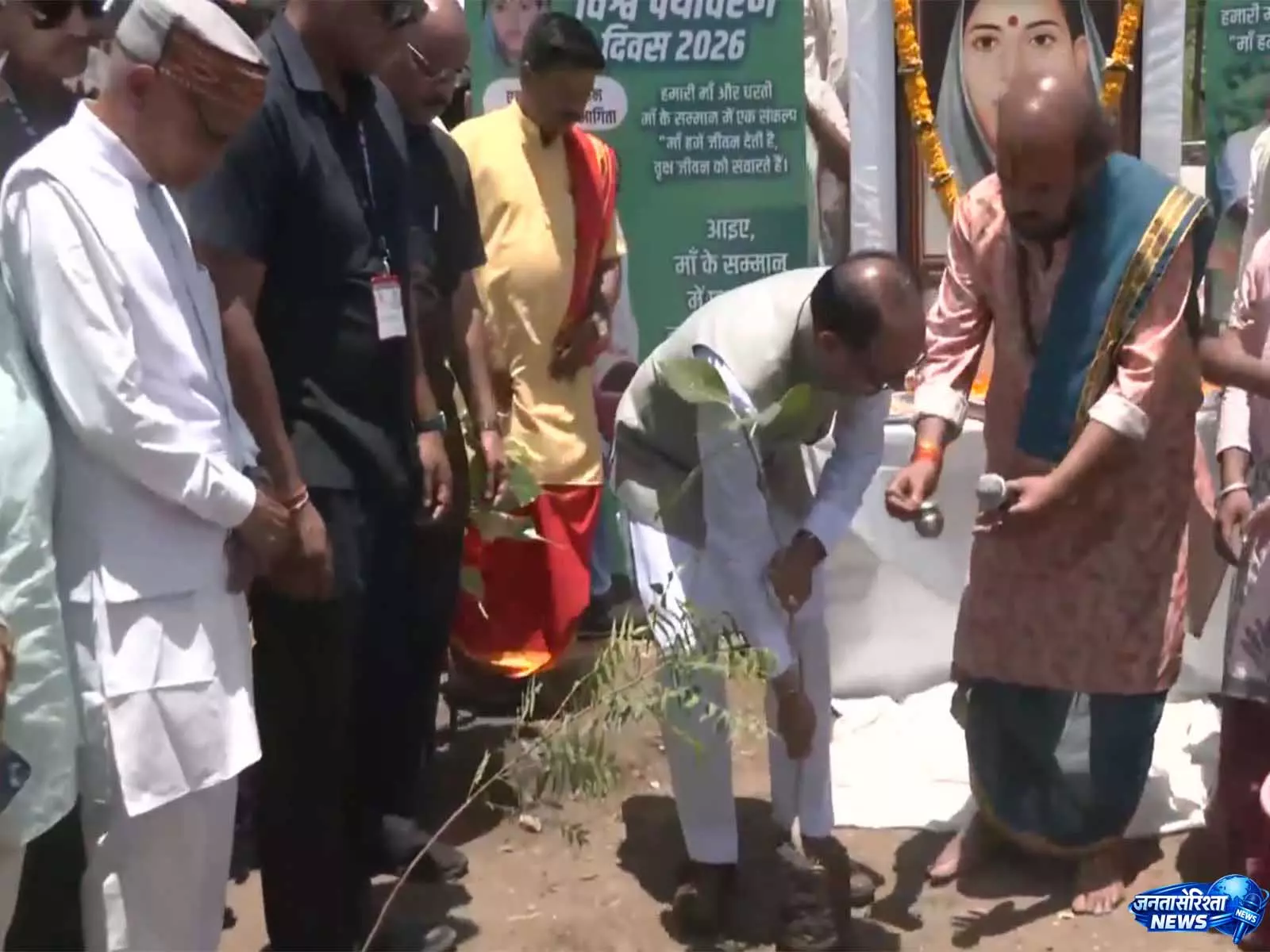 केंद्रीय कृषि मंत्री शिवराज सिंह चौहान ने World Environment Day पर पौधे लगाए केंद्रीय कृषि मंत्री शिवराज सिंह चौहान ने World Environment Day पर पौधे लगाए