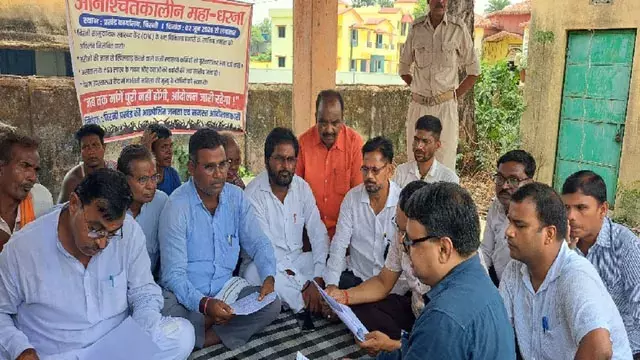 Giridih : बिरनी सीएचसी में डॉ. साकिब जमाल के खिलाफ धरना चौथे दिन भी जारी Giridih : बिरनी सीएचसी में डॉ. साकिब जमाल के खिलाफ धरना चौथे दिन भी जारी