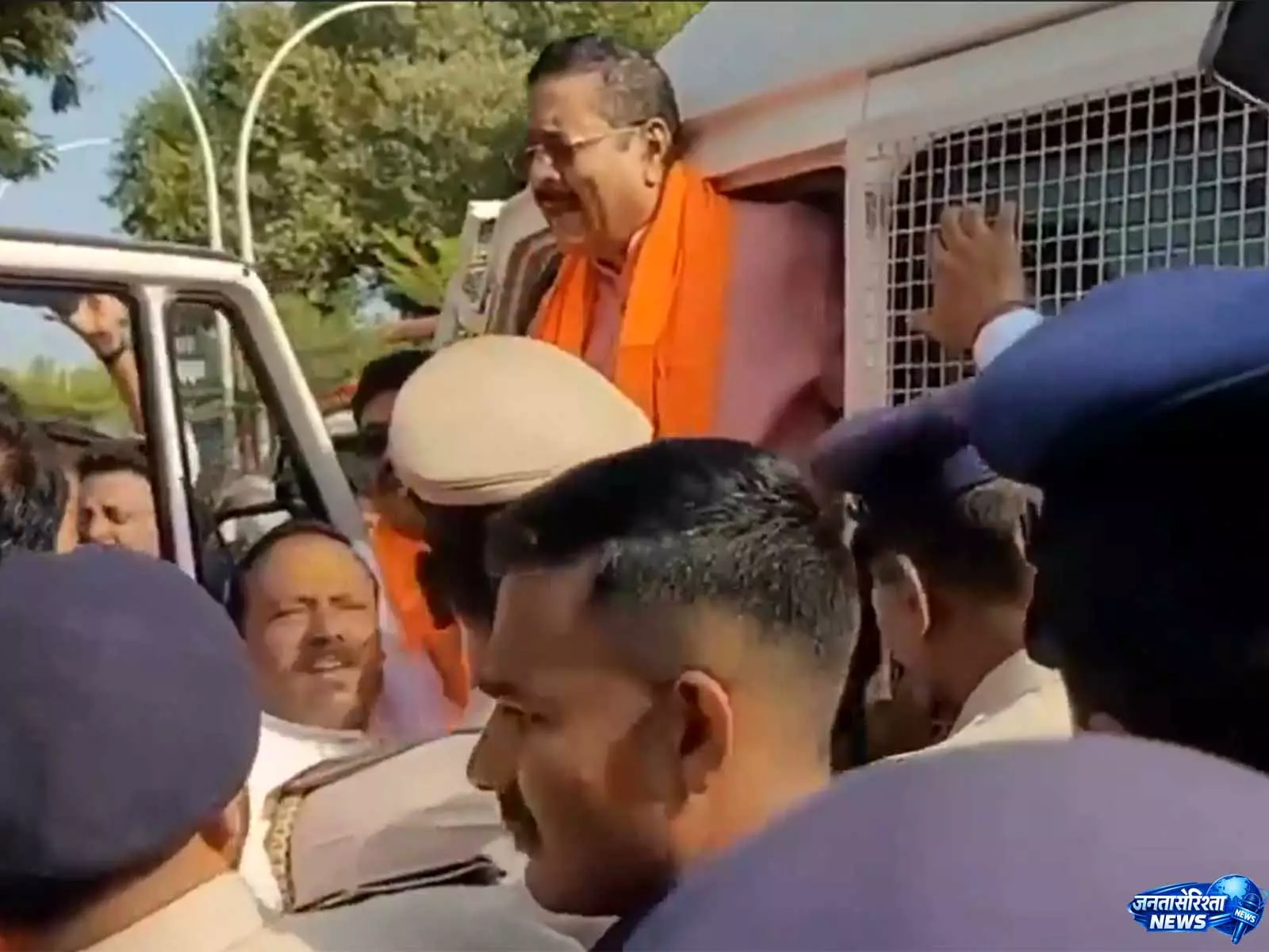 कर्नाटक: हिजाब प्रतिबंध वापसी के विरोध में प्रदर्शन के दौरान BJP विधायक यतनाल हिरासत में कर्नाटक: हिजाब प्रतिबंध वापसी के विरोध में प्रदर्शन के दौरान BJP विधायक यतनाल हिरासत में