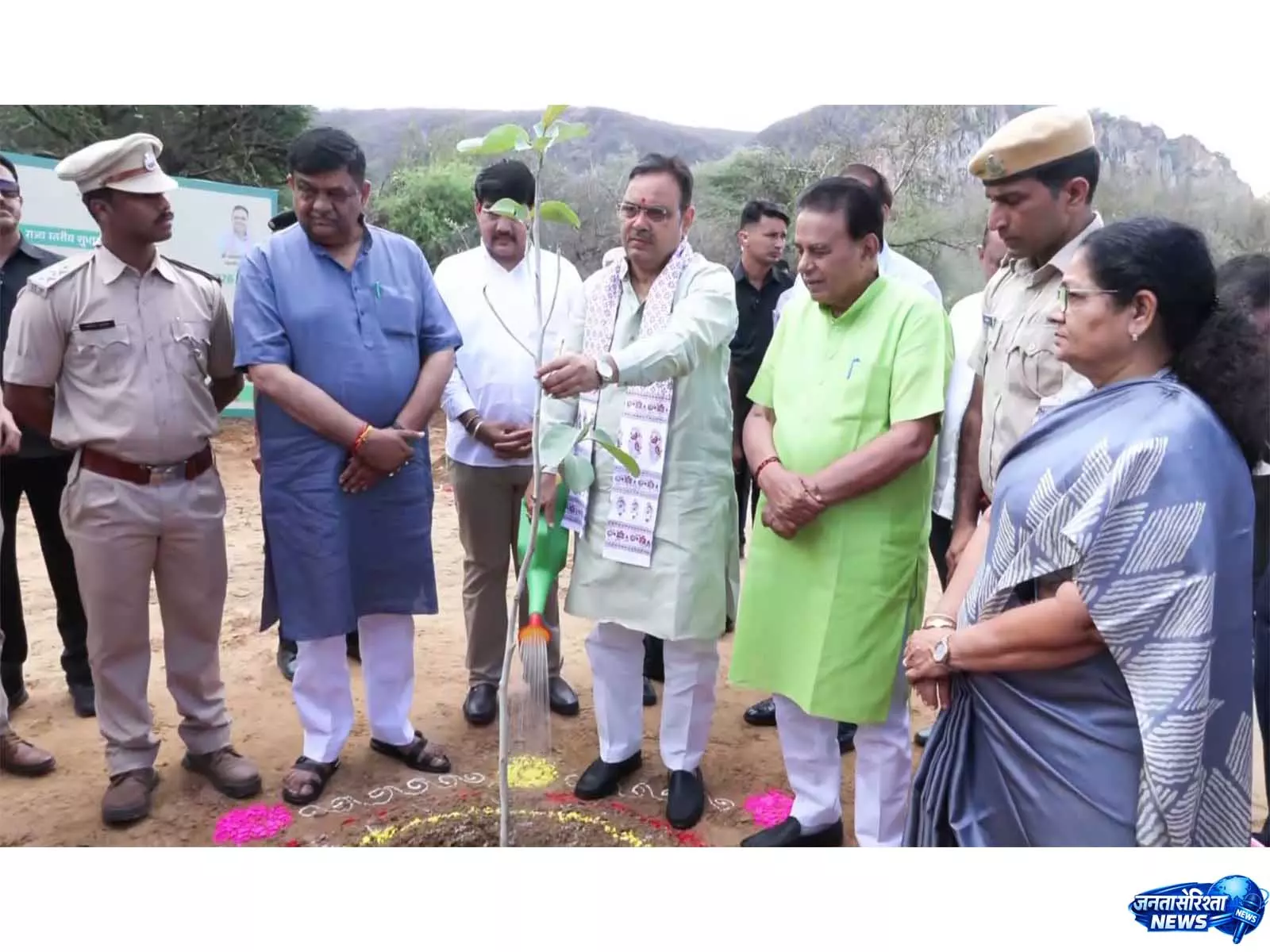 राजस्थान के CM भजनलाल शर्मा ने वृक्षारोपण अभियान एक पेड़ माँ के नाम में भाग लिया राजस्थान के CM भजनलाल शर्मा ने वृक्षारोपण अभियान एक पेड़ माँ के नाम में भाग लिया