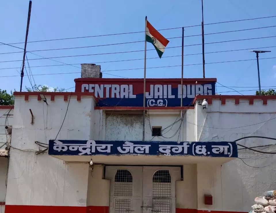 सलाखों के पीछे से सफलता की उड़ान, बंदी ने 12वीं परीक्षा प्रथम श्रेणी से किया पास सलाखों के पीछे से सफलता की उड़ान, बंदी ने 12वीं परीक्षा प्रथम श्रेणी से किया पास