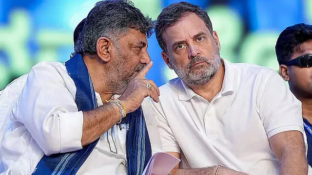 Karnataka : कैबिनेट गठन के बाद विवाद, पोर्टफोलियो बंटवारे से नाराजगी बढ़ी Karnataka : कैबिनेट गठन के बाद विवाद, पोर्टफोलियो बंटवारे से नाराजगी बढ़ी