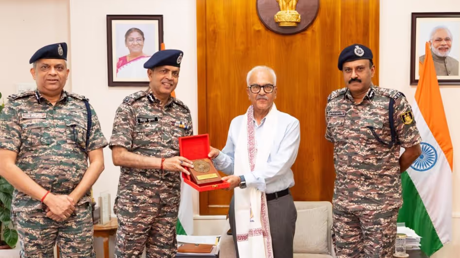CRPF डीजी ने मणिपुर के गवर्नर को सुरक्षा स्थिति और चल रहे उपायों की जानकारी दी CRPF डीजी ने मणिपुर के गवर्नर को सुरक्षा स्थिति और चल रहे उपायों की जानकारी दी