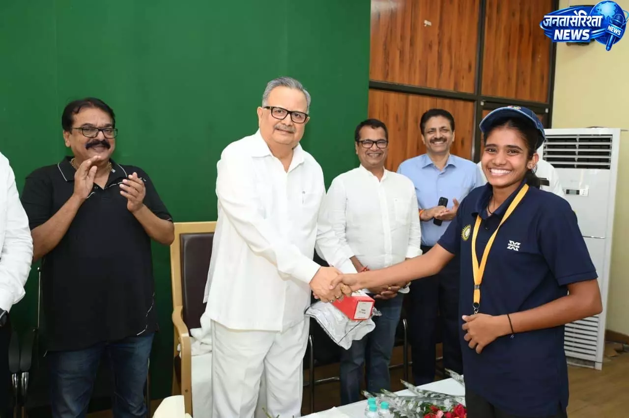 छत्तीसगढ़ की बेटियों ने जूनियर नेशनल बास्केटबॉल में जीता गोल्ड, रमन सिंह ने दी बधाई छत्तीसगढ़ की बेटियों ने जूनियर नेशनल बास्केटबॉल में जीता गोल्ड, रमन सिंह ने दी बधाई