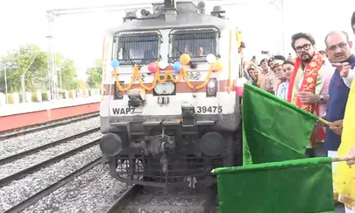 हिमाचल के ऊना से कोलकाता तक सीधी ट्रेन शुरू, सांसद अनुराग ठाकुर ने दिखाई हरी झंडी