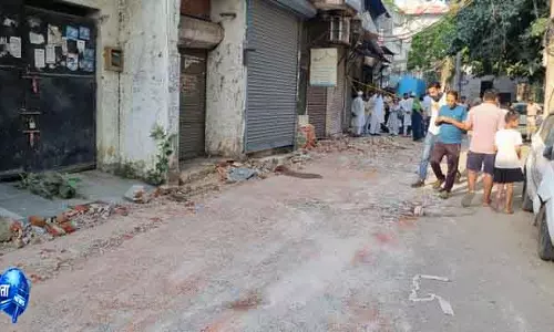 Delhi जानलेवा आग के 2 दिन बाद भी हौज़ रानी की खाली सड़कों पर डर का माहौल