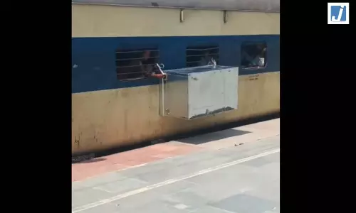 अजीबोगरीब नजारा! ट्रेन में बक्सा ले जाने का तरीका, रेलवे पर भड़के लोग
