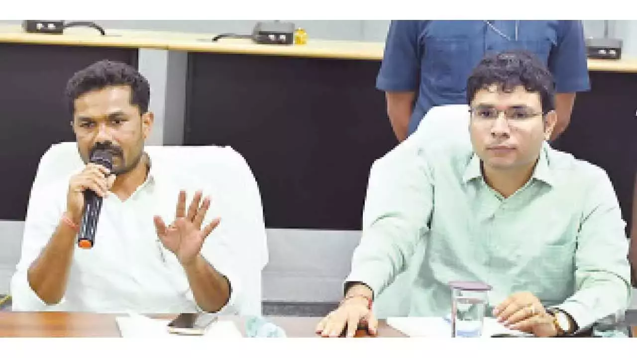 वन संबंधी प्रतिबंध आदिवासी गांवों में विकास में बाधा डालते