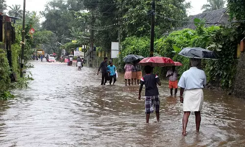 Kerala : रातभर बारिश से तबाही, सड़कें डूबीं, पेड़ उखड़े और एक की मौत