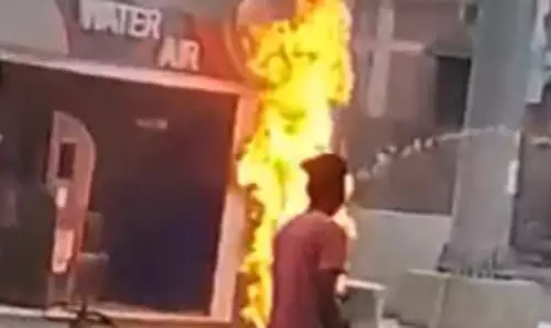 पल्सर बाइक में लगी आग, पेट्रोल पंप की घटना