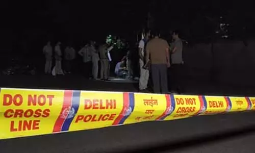 दिल्ली के पुष्प विहार में पुलिस ने मुठभेड़ के बाद तीन अपराधियों को किया गिरफ्तार