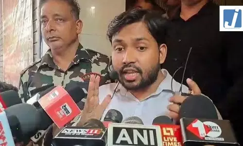 कोर्ट में सरेंडर करने पहुंचे खान सर