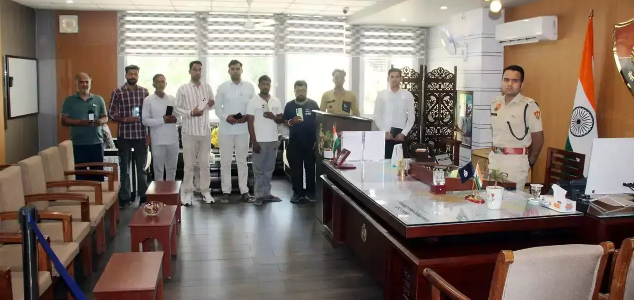 Hisar: हिसार पुलिस ने 10 मोबाइल खोजकर उनके मालिकों को सौंपे
