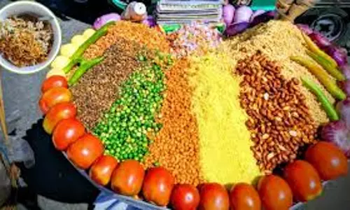 स्ट्रीट फूड मुकाबला: भेलपुरी और झालमुड़ी में कौन है ज्यादा टेस्टी?
