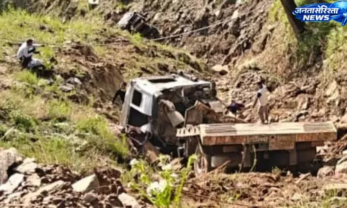 Himachal : मंडी में ट्राला खाई में गिरा, चालक की मौत