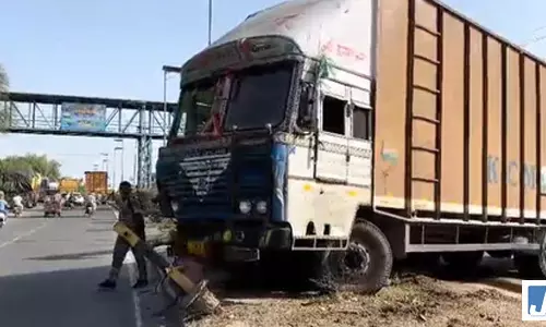 वन विभाग की चौकी से अनियंत्रित ट्रक टकराया, एक जवान घायल, 11 ने भागकर बचाई जान वन विभाग की चौकी से अनियंत्रित ट्रक टकराया, एक जवान घायल, 11 ने भागकर बचाई जान