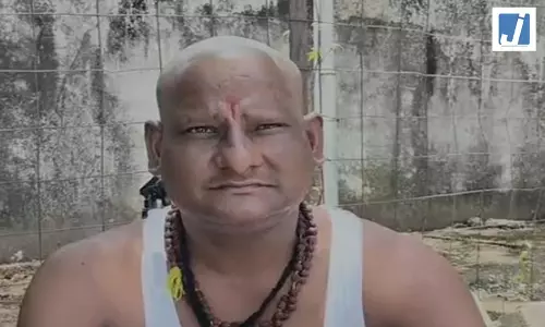 पंचायत से वेतन वसूली के लिए अनोखा विरोध, भाई ने मुंडवाया सिर पंचायत से वेतन वसूली के लिए अनोखा विरोध, भाई ने मुंडवाया सिर