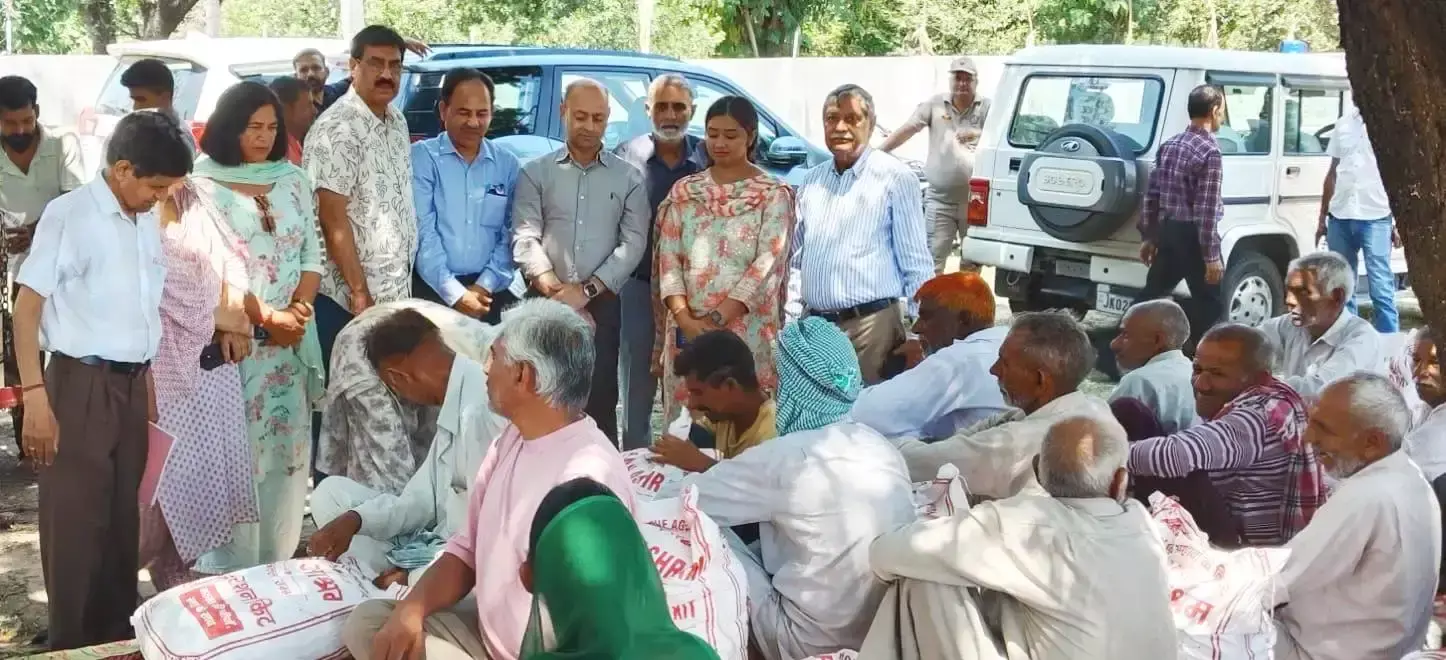 Jammu: सामाजिक पहल के तहत 92 परिवारों को राशन सामग्री वितरित