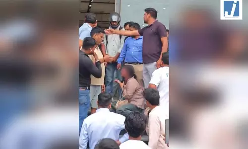 पत्नी को पुरुष मित्र के साथ देख भड़का पति, बाजार में हुआ हाईवोल्टेज ड्रामा, दोनों पक्षों पर कार्रवाई