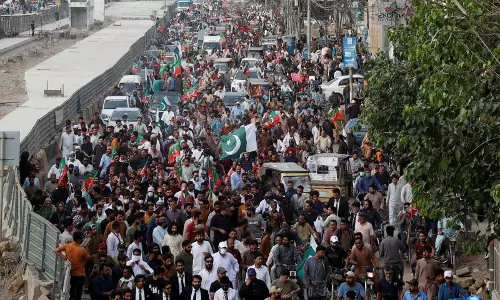 Karachi के नाराज़ निवासियों ने 4 महीने से चल रहे पानी के संकट को लेकर एक मुख्य इलाके को जाम कर दिया