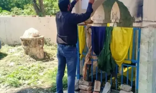 Dehradun: अवैध मजार हटाने के लिए यमुना कॉलोनी में प्रशासन की कार्रवाई