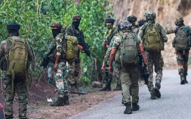 Rajouri: भारतीय सेना, जम्मू-कश्मीर पुलिस और सीआरपीएफ का संयुक्त ऑपरेशन तेज