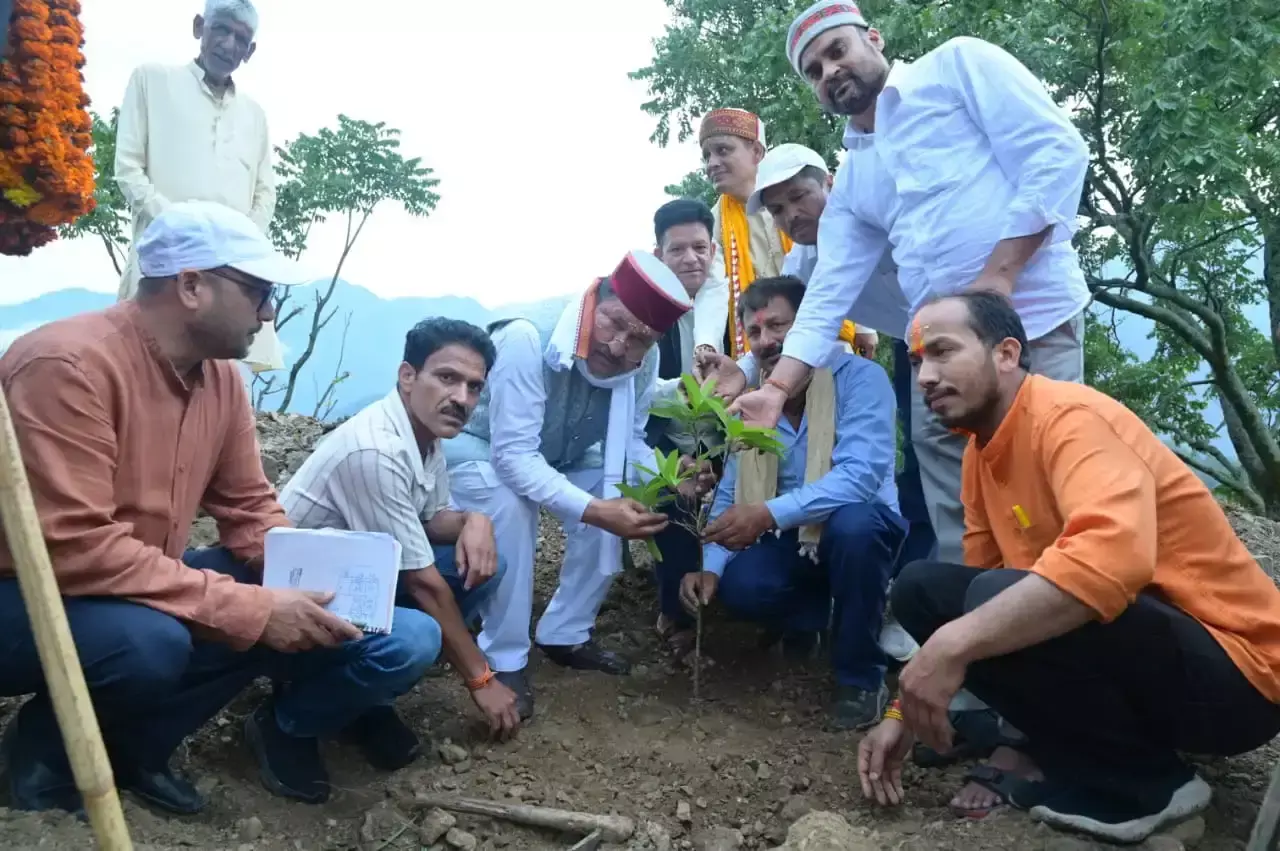 Rudraprayag: मंत्री ने पर्यावरण संरक्षण के तहत पौधारोपण अभियान शुरू किया