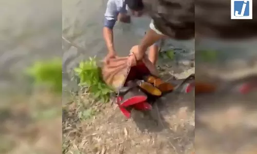 पानी में छिपाए गए हथियारों का जखीरा बरामद, सामने आया VIDEO