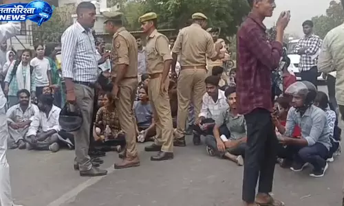 नर्सिंग परीक्षा में नकल विवाद: छात्रों ने परीक्षा बहिष्कार कर सड़क पर किया प्रदर्शन