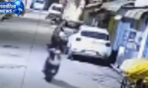 डॉक्टर की स्कूटी ले गए चोर, घर के बाहर की थी पार्क