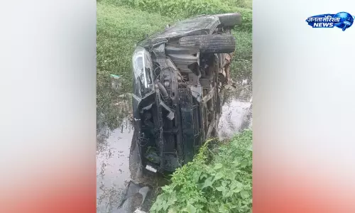 Kerala : कार का नियंत्रण बिगड़ा, दुकान और बाइक से टकराकर खेत में गिरी