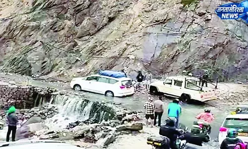 उफनते नाले और खराब सडक़ के बीच सामान्य वाहनों के फंसने का डर