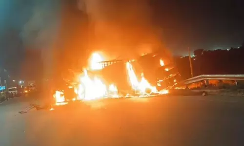 Gurugram: गुरुग्राम में हादसे के बाद कंटेनर में लगी आग, चालक जिंदा जला
